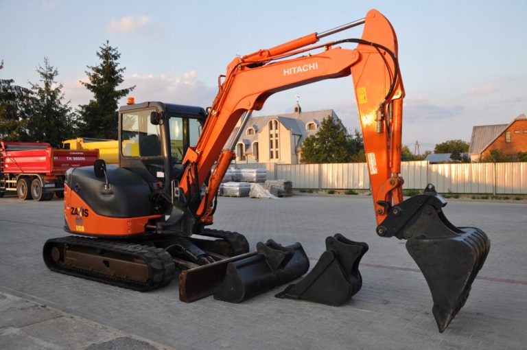 МИНИ-ЭКСКАВАТОР «HITACHI EX 60» С КОВШОМ И ГИДРОМОЛОТОМ
